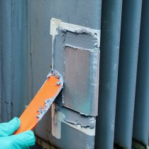 Wyciek oleju z transformatora usunięty u klienta z użyciem materiału Belzona 1212 Wyciek oleju z transformatora usunięty u klienta z użyciem materiału Belzona 1212