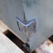 Zbliżenie na naprawioną wannę olejową Zbliżenie na naprawioną wannę olejową