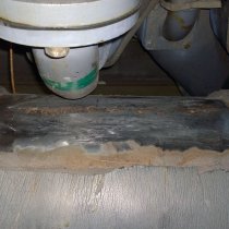 Uszkodzenie korozyjne o głębokości 5 mm (0,2 cala) pod izolacją eksploatowanej od 50 lat chłodni marki Trane