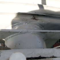 Pęknięte żeberko wypełnionego olejem transformatora Pęknięte żeberko wypełnionego olejem transformatora