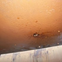 Pęknięty zbiornik z paliwem diesla Pęknięty zbiornik z paliwem diesla