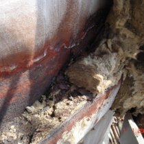 Znaczne uszkodzenia wyposażenia pod wpływem korozji pod izolacją Znaczne uszkodzenia wyposażenia pod wpływem korozji pod izolacją