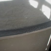 Podłoże, na którym zastosowano powłokę barierową Belzona 5851 (HA-Barrier) do zastosowań wysokotemperaturowych w celu zabezpieczenia przed dalszą korozją Podłoże, na którym zastosowano powłokę barierową Belzona 5851 (HA-Barrier) do zastosowań wysokotemperaturowych w celu zabezpieczenia przed dalszą korozją