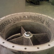 Uszkodzenie dzwonu leja wlotowego pod wpływem erozji Uszkodzenie dzwonu leja wlotowego pod wpływem erozji