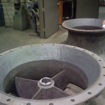 Uszkodzony pod wpływem erozji dzwon leja wlotowego odbudowany z użyciem materiału Belzona 1311 (Ceramic R-Metal) Uszkodzony pod wpływem erozji dzwon leja wlotowego odbudowany z użyciem materiału Belzona 1311 (Ceramic R-Metal)