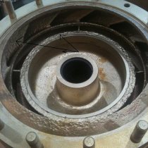 Uszkodzona pod wpływem erozji i korozji pompa podnośnikowa wody morskiej Uszkodzona pod wpływem erozji i korozji pompa podnośnikowa wody morskiej