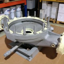 Piaskowanie uszkodzonej pod wpływem erozji i korozji pompy przed aplikacją Piaskowanie uszkodzonej pod wpływem erozji i korozji pompy przed aplikacją