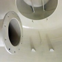 Nakładanie pierwszej powłoki z materiału Belzona 1331 we wnętrzu zbiornika procesowego Nakładanie pierwszej powłoki z materiału Belzona 1331 we wnętrzu zbiornika procesowego