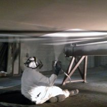 Nakładanie powłoki z materiału Belzona 1331 na dno barki Nakładanie powłoki z materiału Belzona 1331 na dno barki