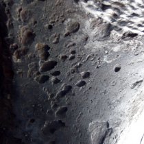 Uszkodzenia korozyjne rury wydechowej jachtu po piaskowaniu Uszkodzenia korozyjne rury wydechowej jachtu po piaskowaniu