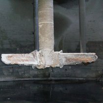 Łopata mieszadła uszkodzona pod wpływem uderzeń i ścierania Łopata mieszadła uszkodzona pod wpływem uderzeń i ścierania