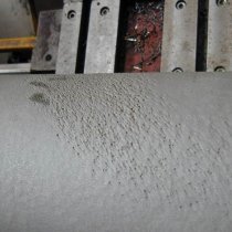 Wał uszkodzony pod wpływem kawitacji i erozji Wał uszkodzony pod wpływem kawitacji i erozji