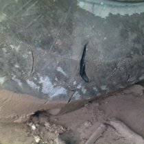 Uszkodzona opona poddawana dużym obciążeniom Uszkodzona opona poddawana dużym obciążeniom