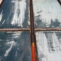 Skorodowane obramowanie stalowe oraz uszkodzone uszczelnienia gumowe świetlików Skorodowane obramowanie stalowe oraz uszkodzone uszczelnienia gumowe świetlików