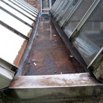 Znaczne uszkodzenia koryta odpływowego Znaczne uszkodzenia koryta odpływowego