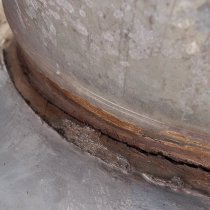 Uszkodzone i nieszczelne połączenie dachu obiektu produkcyjnego Uszkodzone i nieszczelne połączenie dachu obiektu produkcyjnego