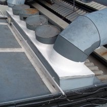 Kompleksowo wzmocnione połączenie z użyciem materiału Belzona 3111 (Flexible Membrane) zapewniającego szczelność dachu Kompleksowo wzmocnione połączenie z użyciem materiału Belzona 3111 (Flexible Membrane) zapewniającego szczelność dachu