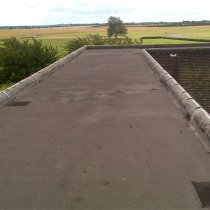 Uszkodzony dach budynku Uszkodzony dach budynku