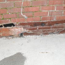 Uszkodzenie połączenia chodnika Uszkodzenie połączenia chodnika