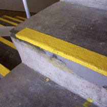 Schody naprawiona i zabezpieczone przed przyszłymi uszkodzeniami z użyciem materiału 4111 (Magma-Quartz) Schody naprawiona i zabezpieczone przed przyszłymi uszkodzeniami z użyciem materiału 4111 (Magma-Quartz)