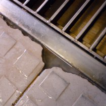 Nieszczelność odwodnienia liniowego drzwi wzdłuż obramowania rusztu Nieszczelność odwodnienia liniowego drzwi wzdłuż obramowania rusztu