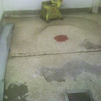 Uszkodzenia podłogi w kuchennej strefie zmywania pod wpływem stałego oddziaływania środków do zmywania Uszkodzenia podłogi w kuchennej strefie zmywania pod wpływem stałego oddziaływania środków do zmywania