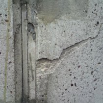 Spękany komin betonowy Spękany komin betonowy