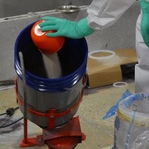 Mieszanie materiału Belzona 4154 z kruszywem Mieszanie materiału Belzona 4154 z kruszywem