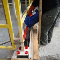 Produkt Belzona 4154 wylewany podczas odbudowy ściany Produkt Belzona 4154 wylewany podczas odbudowy ściany