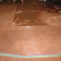 Eksploatowana od wielu lat podłoga w mleczarni narażona na oddziaływanie gorących czyszczących substancji chemicznych Eksploatowana od wielu lat podłoga w mleczarni narażona na oddziaływanie gorących czyszczących substancji chemicznych