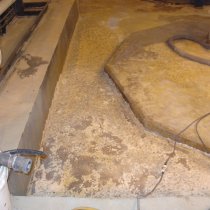 Uszkodzona betonowa strefa bezpiecznego przechowywania substancji chemicznych Uszkodzona betonowa strefa bezpiecznego przechowywania substancji chemicznych