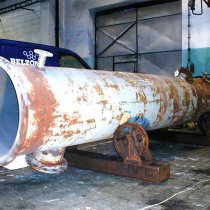 Skorodowany reaktor wieżowy po wypiaskowaniu wnętrza Skorodowany reaktor wieżowy po wypiaskowaniu wnętrza