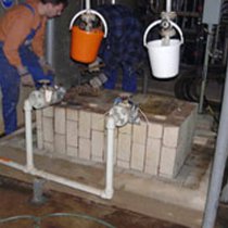 Wyciekający kwas siarkowy uszkodził podstawę pompy Wyciekający kwas siarkowy uszkodził podstawę pompy