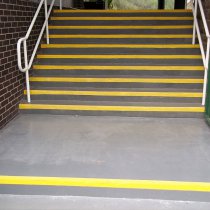 Gotowa naprawa z użyciem systemu przeciwpoślizgowego Belzona 4411 (Granogrip) zastosowanego na zwisach stopni Gotowa naprawa z użyciem systemu przeciwpoślizgowego Belzona 4411 (Granogrip) zastosowanego na zwisach stopni