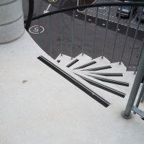 Taśmy przylepne stopni, które utraciły skuteczność Taśmy przylepne stopni, które utraciły skuteczność