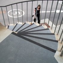 Kompleksowy system bezpieczeństwa Belzona 4411 (Granogrip) zastosowany na zwisach stopni Kompleksowy system bezpieczeństwa Belzona 4411 (Granogrip) zastosowany na zwisach stopni