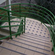 Kompleksowy system bezpieczeństwa Belzona 4411 (Granogrip) zastosowany na zwisach stopni Kompleksowy system bezpieczeństwa Belzona 4411 (Granogrip) zastosowany na zwisach stopni