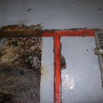 Szczelina dylatacyjna uszkodzona w wyniku oddziaływania substancji chemicznych Szczelina dylatacyjna uszkodzona w wyniku oddziaływania substancji chemicznych