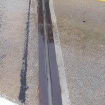 Uszczelnione połączenia istniejących płyt wzmacniających mostu drogowego Uszczelnione połączenia istniejących płyt wzmacniających mostu drogowego