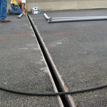 Uszkodzona drogowa szczelina dylatacyjna Uszkodzona drogowa szczelina dylatacyjna