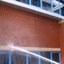 Właściwości hydrofobowe materiału Belzona 5122 (Clear Cladding Concentrate) udowadnia fragment ściany po lewej Właściwości hydrofobowe materiału Belzona 5122 (Clear Cladding Concentrate) udowadnia fragment ściany po lewej