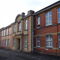 Szkoła narażona na przeciekanie wody i zabrudzenia fasady ceglanej Szkoła narażona na przeciekanie wody i zabrudzenia fasady ceglanej