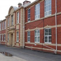 Ściana szkoły po naprawie i zabezpieczaniu z użyciem materiału Belzona 5122 (Clear Cladding Concentrate) Ściana szkoły po naprawie i zabezpieczaniu z użyciem materiału Belzona 5122 (Clear Cladding Concentrate)