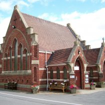 Kaplica, w której doszło do przecieków wody i zawilgocenia elementów ścian wewnętrznych Kaplica, w której doszło do przecieków wody i zawilgocenia elementów ścian wewnętrznych