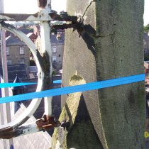 Wieża kamienna z uszkodzeniami pod wpływem wykruszeń i pęknięć Wieża kamienna z uszkodzeniami pod wpływem wykruszeń i pęknięć