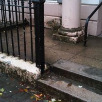 Uszkodzona kolumna budynku banku Uszkodzona kolumna budynku banku