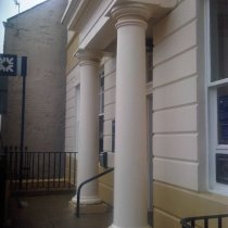 Ściany i kolumna budynku po zastosowaniu materiału Belzona 5151 (Hi-Build Cladding) w celu odbudowy i poprawy estetyki Ściany i kolumna budynku po zastosowaniu materiału Belzona 5151 (Hi-Build Cladding) w celu odbudowy i poprawy estetyki