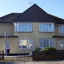 Ściany budynku mieszkalnego uszkodzone w wyniku wieloletniego wystawienia na trudne warunki środowiskowe Ściany budynku mieszkalnego uszkodzone w wyniku wieloletniego wystawienia na trudne warunki środowiskowe