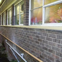 Odbudowany i powleczony parapet okienny trwale zabezpieczony przed wykruszaniem się betonu Odbudowany i powleczony parapet okienny trwale zabezpieczony przed wykruszaniem się betonu