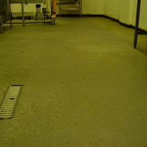 Zużyta podłoga w szkolnej kuchni powodująca poślizgnięcia